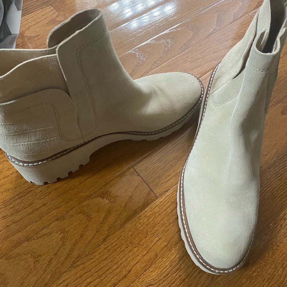 Sorel. Cream/tan. New, never worn.